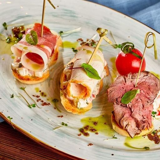 Тапасы с мясными деликатесами