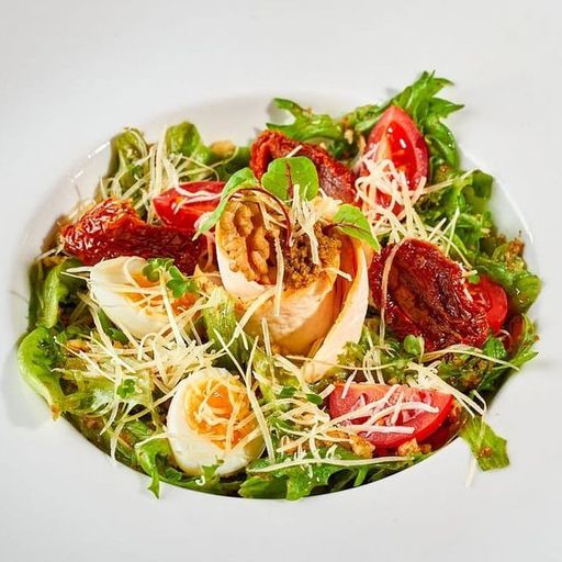 Салат с курицей, томатами черри, и капонатой