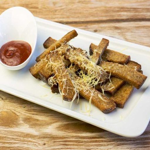 Гренки с чесноком и сыром, подаются с кетчупом